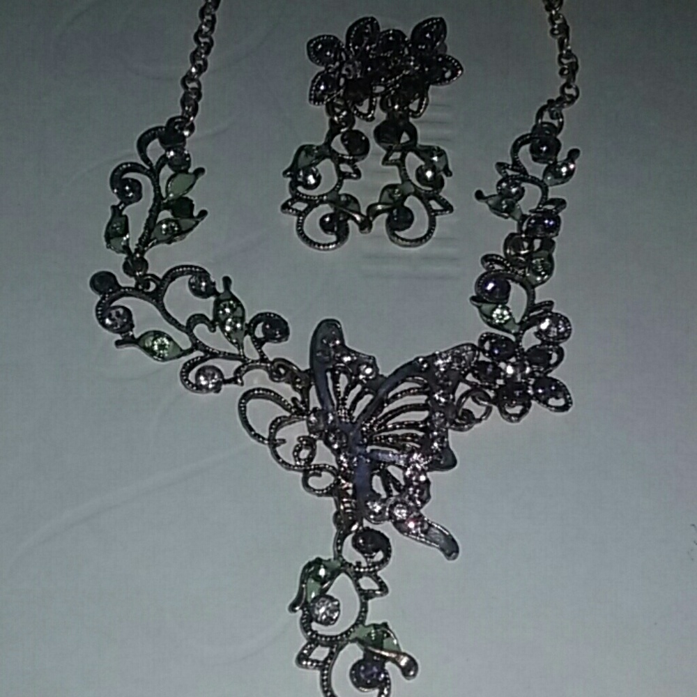 Betsey johnson statement neclace and earing set